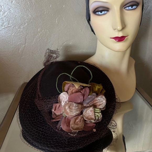 SOPHISTICATED 1940s\' BROWN FELT TILT HAT WITH FABRIC FLOWERS AND MATCHING VEIL